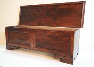 Cassone in legno di noce nazionale